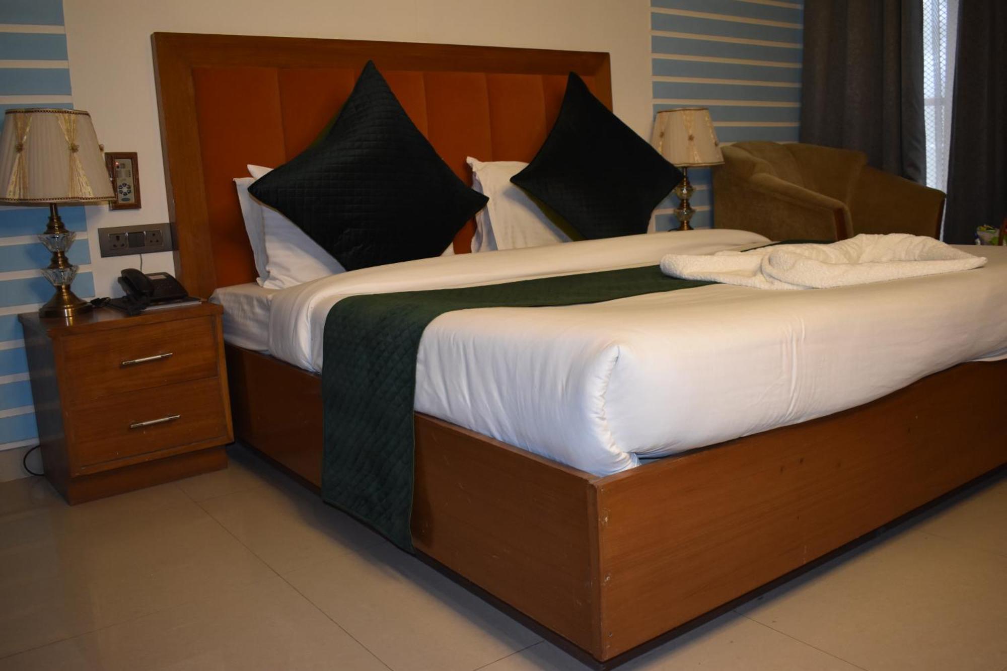Hotel Padmini Palace Rāni Pokhri Екстериор снимка