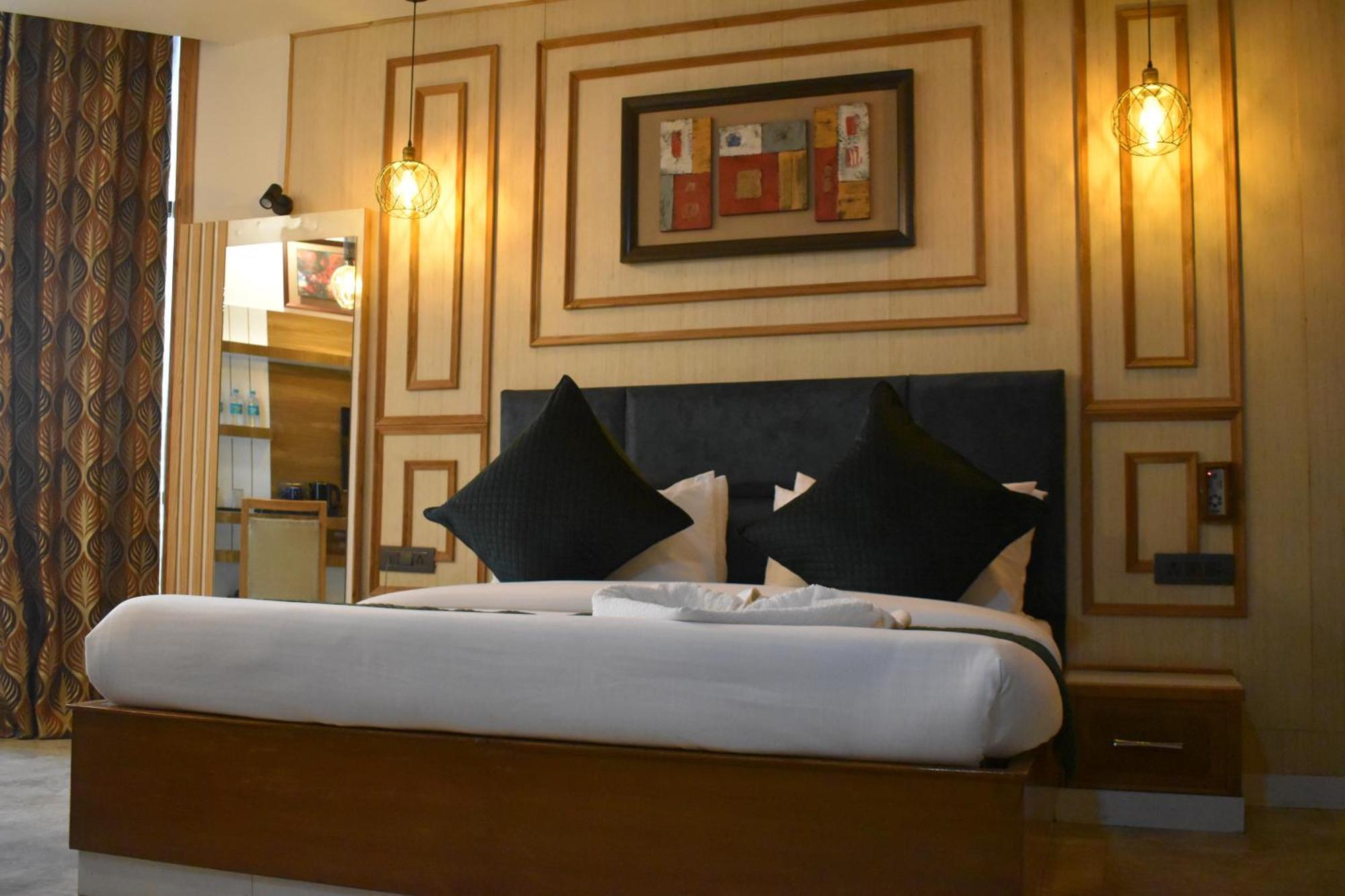 Hotel Padmini Palace Rāni Pokhri Екстериор снимка