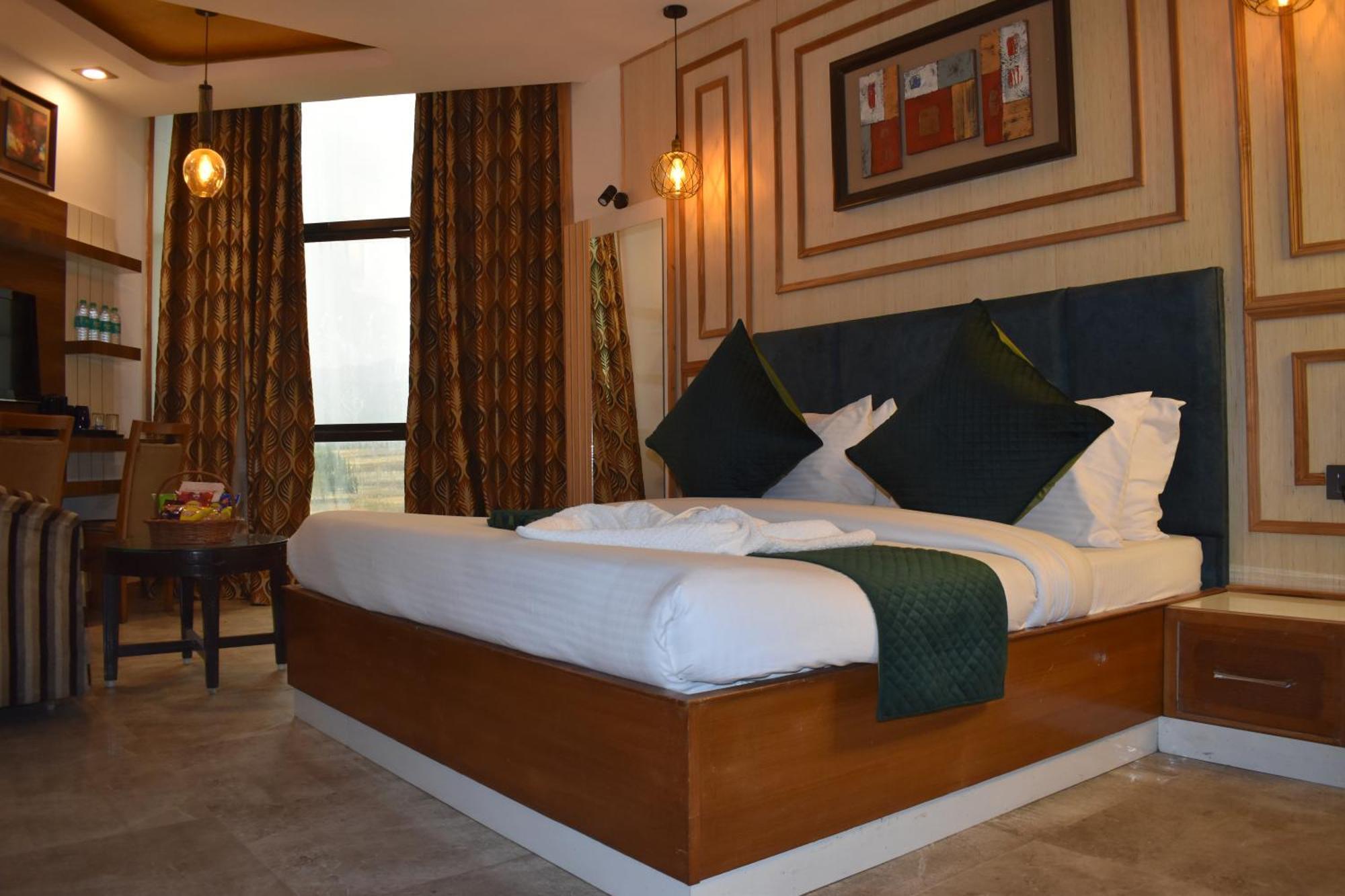 Hotel Padmini Palace Rāni Pokhri Екстериор снимка