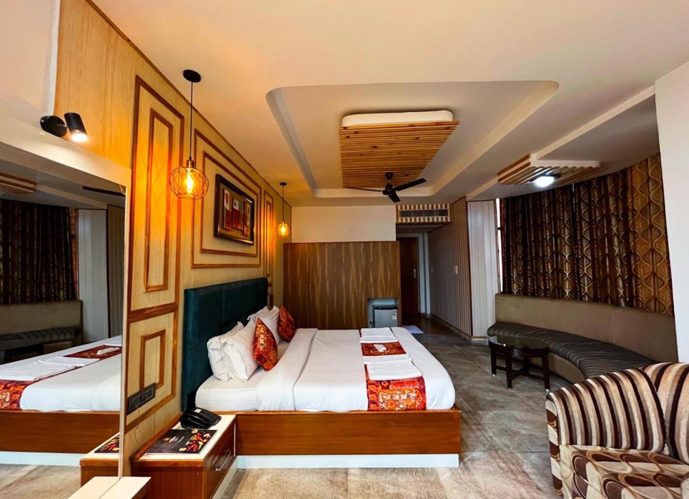 Hotel Padmini Palace Rāni Pokhri Екстериор снимка